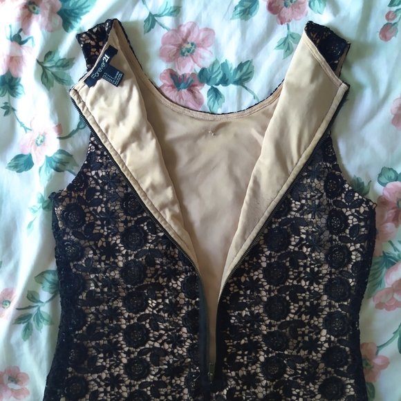 Black Embroidered Lace Sleeveless Dress - Picture 8 of 9